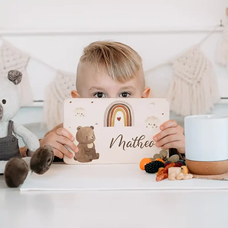 Frühstücksbrettchen Holz personalisiert - Boho Bär Regenbogen