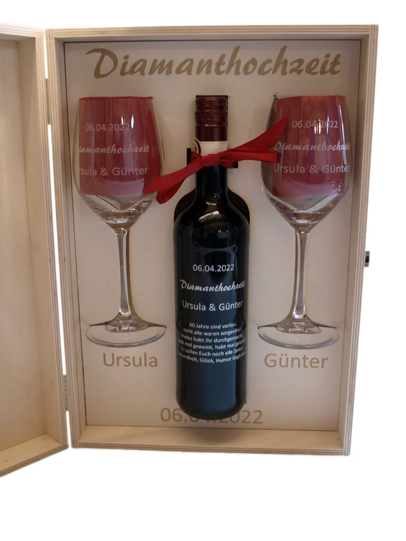 Geschenkset: Rotwein mit Weingläsern und Geschenkkiste inklusive Gravur