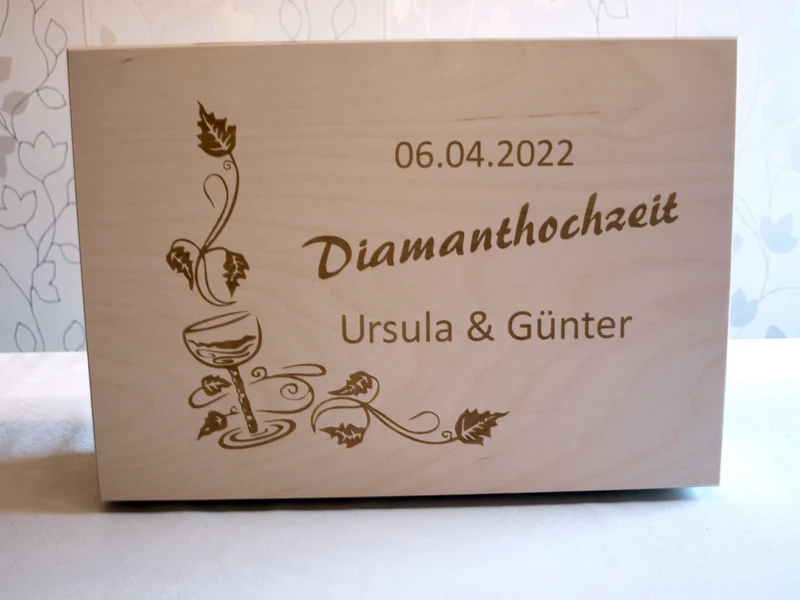 Geschenkset: Rotwein mit Weingläsern und Geschenkkiste inklusive Gravur