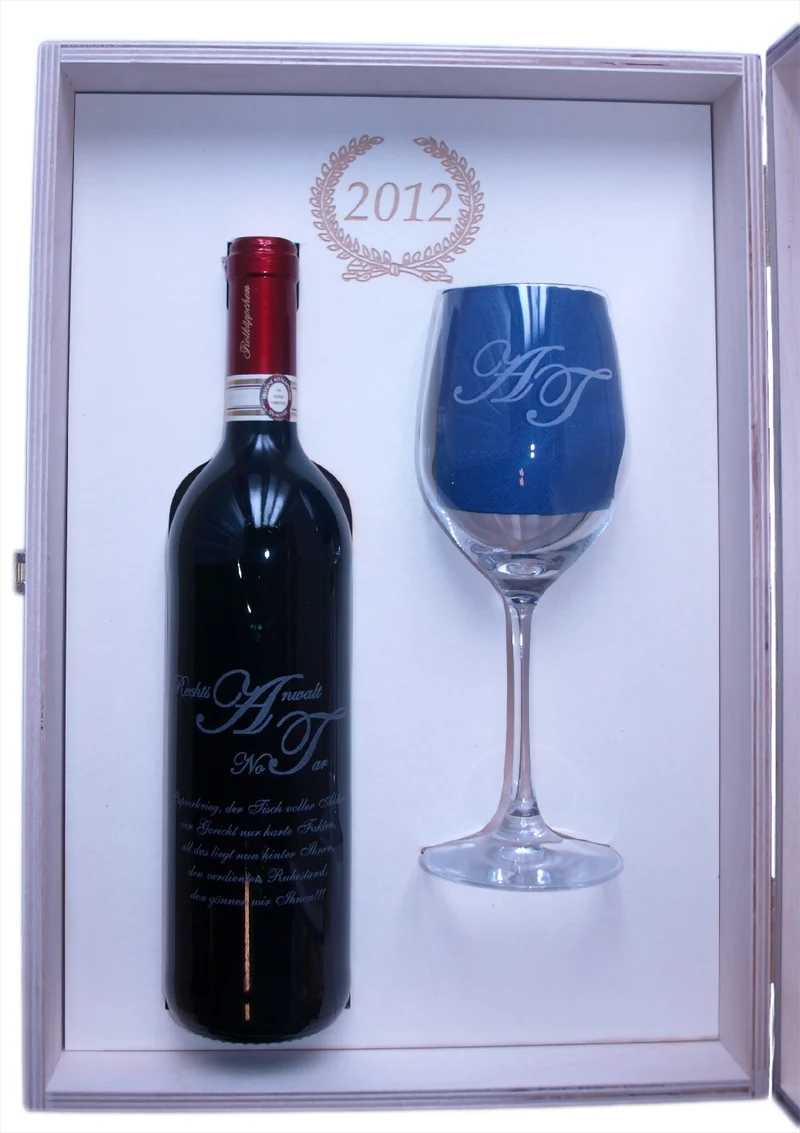 Geschenkset: Rotwein mit einem Rotweinglas Ballon und Geschenkkiste inklusive Gravur