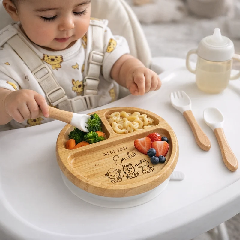 Personalisierter Kinderteller aus Bambusholz mit Saugnapf – inkl. Besteck