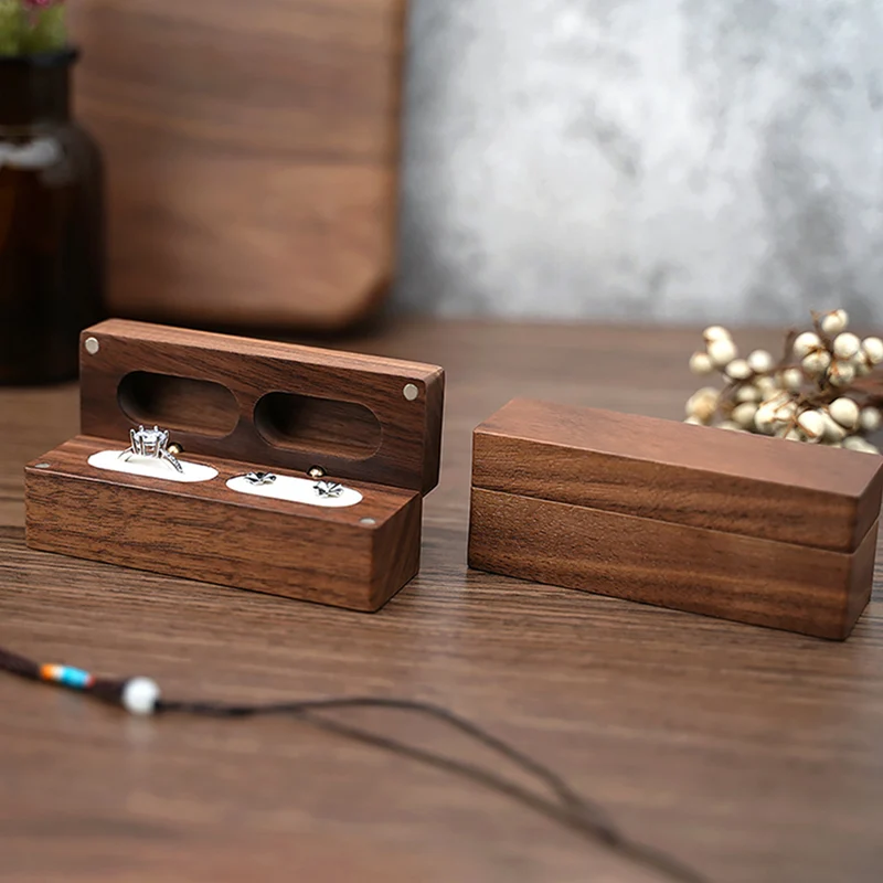 Personalisierte Ringbox aus Walnussholz