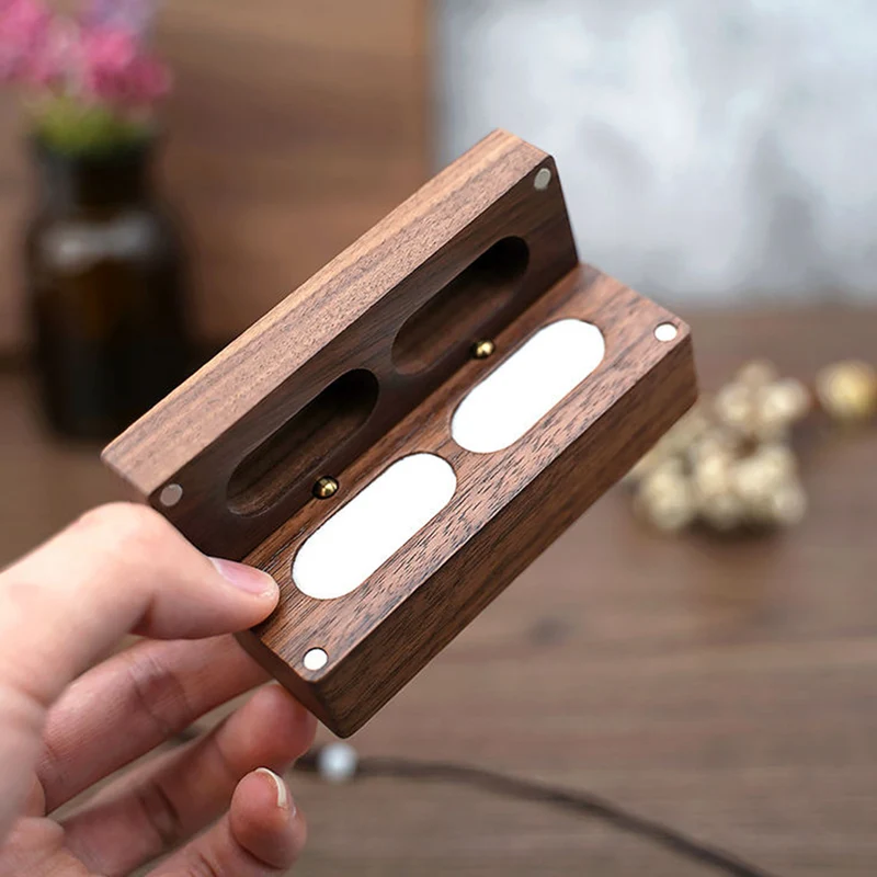 Personalisierte Ringbox aus Walnussholz