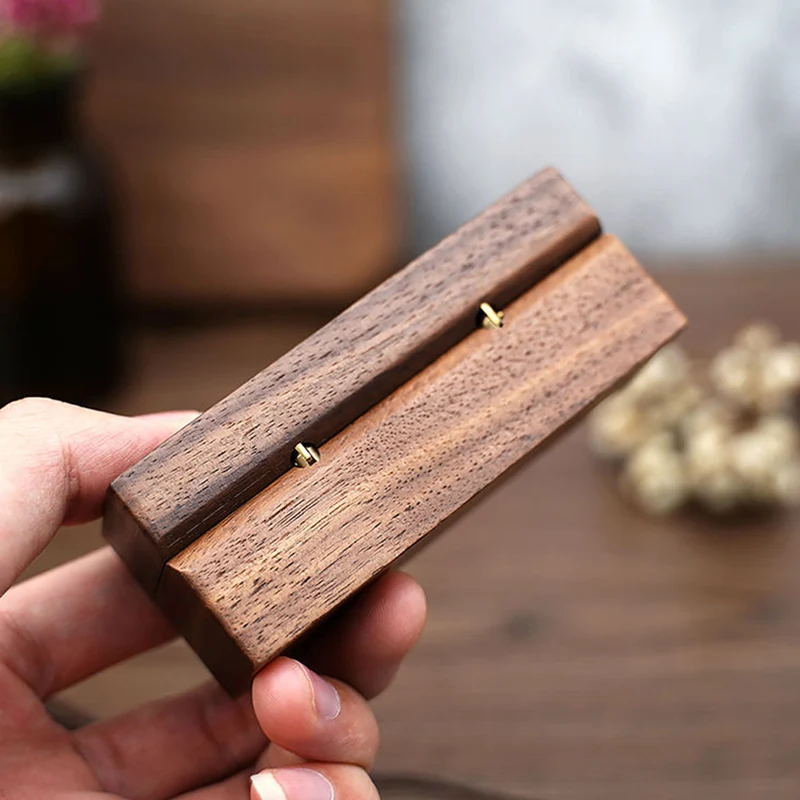 Personalisierte Ringbox aus Walnussholz