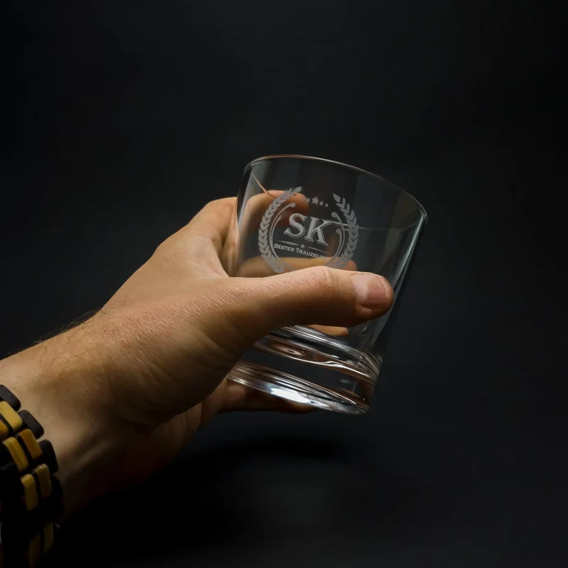 Personalisiertes Whiskyglas im Set inkl. Whiskysteine in Geschenkbox aus Holz
