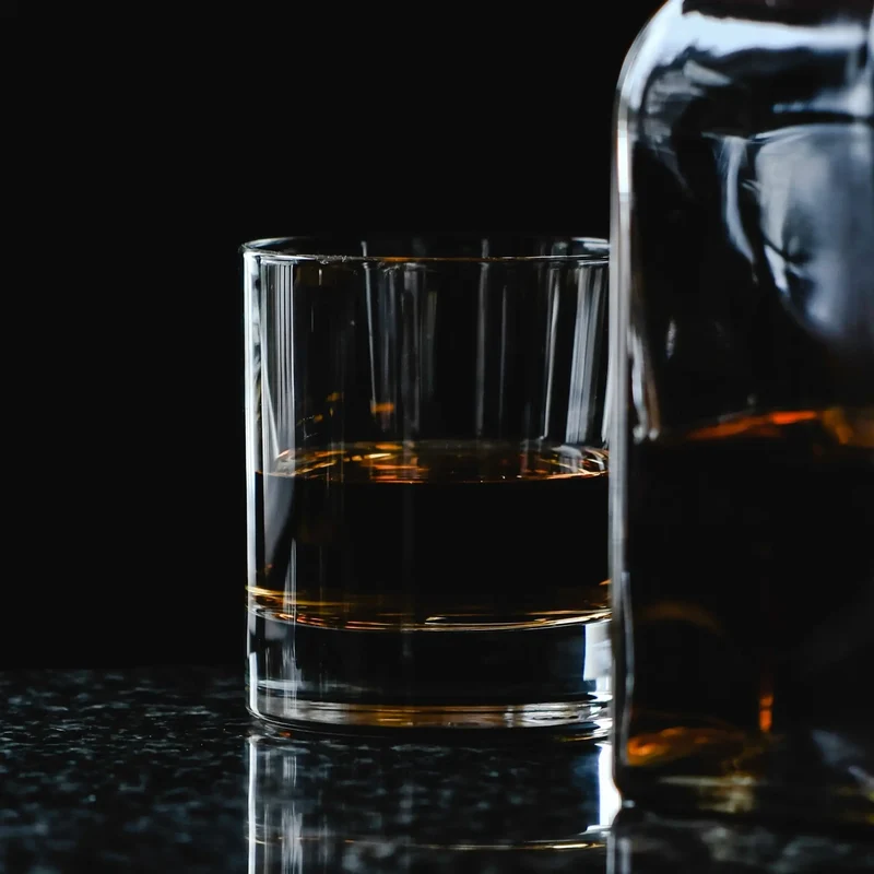 Personalisiertes Whiskyglas im Set inkl. Whiskysteine in Geschenkbox aus Holz