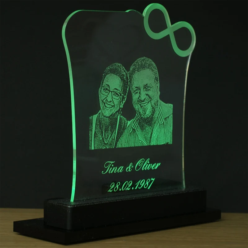 Acrylglas „Unendlichkeit“ mit LED-Beleuchtung, Text- und Fotogravur
