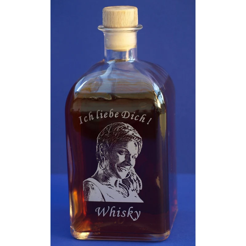 Whiskyflasche mit Gravur