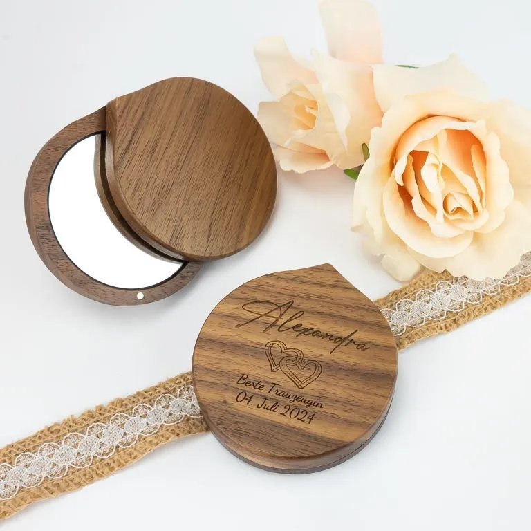 Personalisierter Taschenspiegel aus Holz als Geschenk für die Trauzeugin