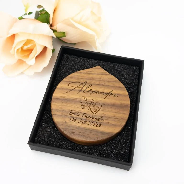 Personalisierter Taschenspiegel aus Holz als Geschenk für die Trauzeugin