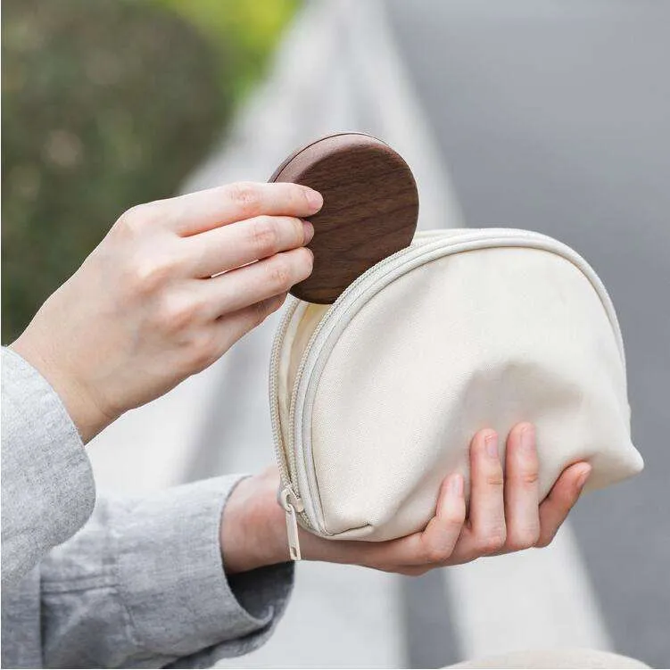 Personalisierter Taschenspiegel aus Holz als Geschenk für die Trauzeugin