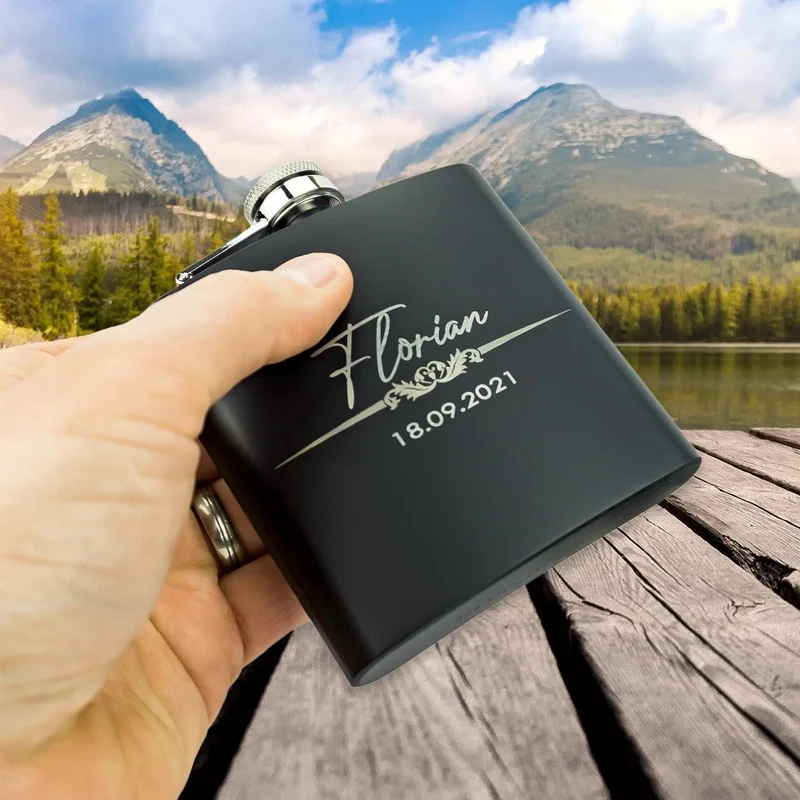 Gravierter Flachmann aus Edelstahl Schwarz, inkl. Geschenkbox und Trichter