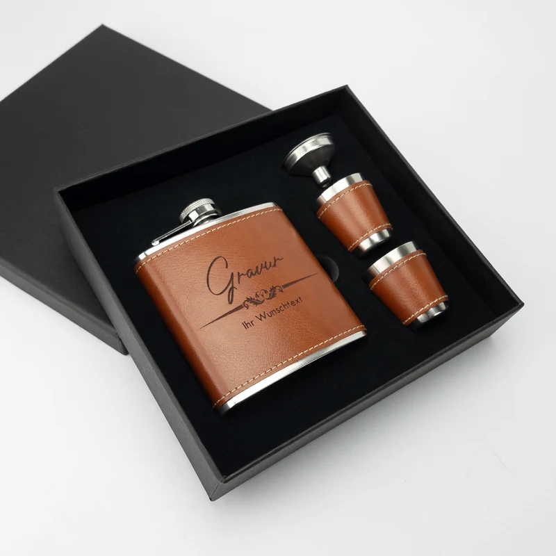 Flachmann mit Gravur in Ledereinfassung inkl. Geschenkbox, Trichter und 2 Becher