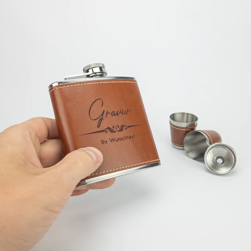 Flachmann mit Gravur in Ledereinfassung inkl. Geschenkbox, Trichter und 2 Becher