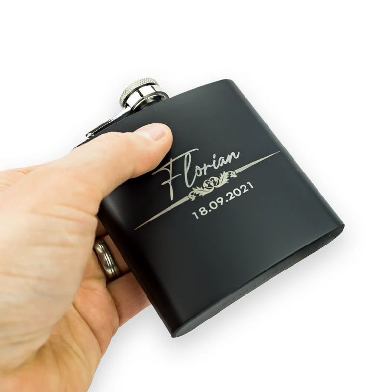 Flachmann mit Gravur in Schwarz inkl. Geschenkbox, 4 Becher und Trichter