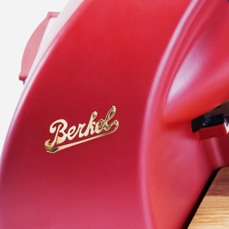 Berkel Home Line 200 Plus rot Matt – Aufschnittmaschine + Schneidebrett + Wellenschliff-Bausatz für Brot