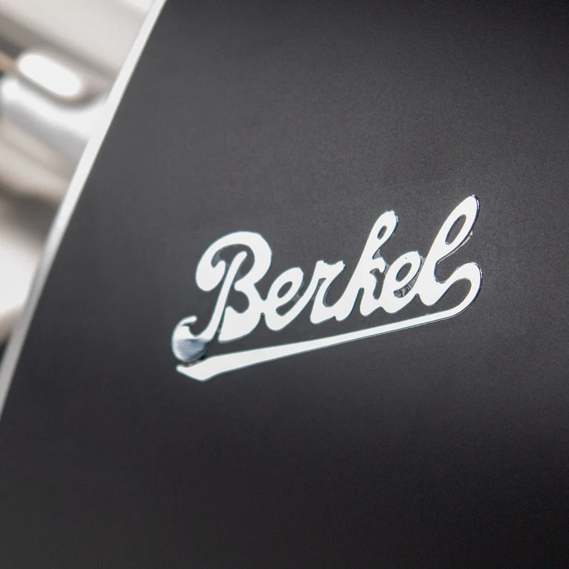 Berkel Home Line 250 Plus Schwarz Matt – Allesschneider + handgefertigtem Schneidebrett + Wellenschliff-Bausatz für Brot