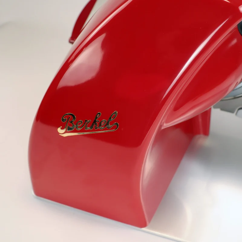 Berkel Home Line 200 Plus Rot – Aufschnittmaschine mit handgefertigtem Schneidebrett & Wellenschliff-Bausatz für Brot