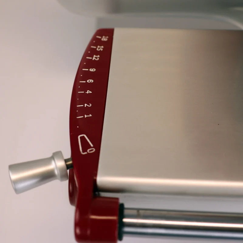 Berkel Home Line 200 Plus Rot – Aufschnittmaschine mit handgefertigtem Schneidebrett & Wellenschliff-Bausatz für Brot