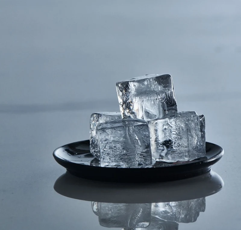 ICE FORMER Würfel 2cm schwarz Eiswürfelform mit Deckel