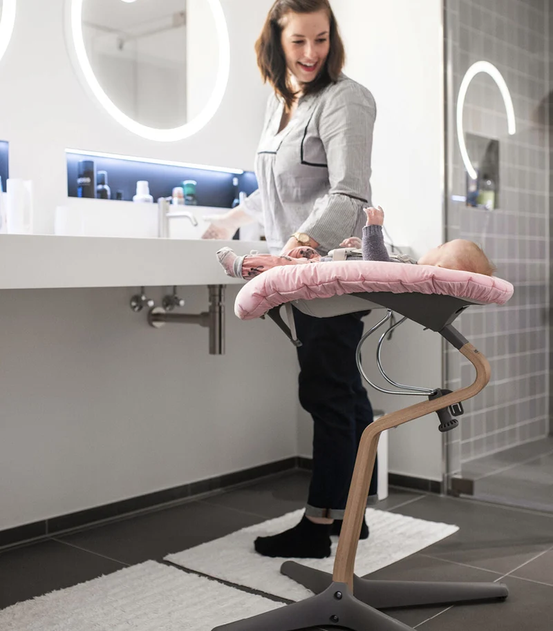 Nomi Babywippe mit grauer Basis (verschiedene Farben)